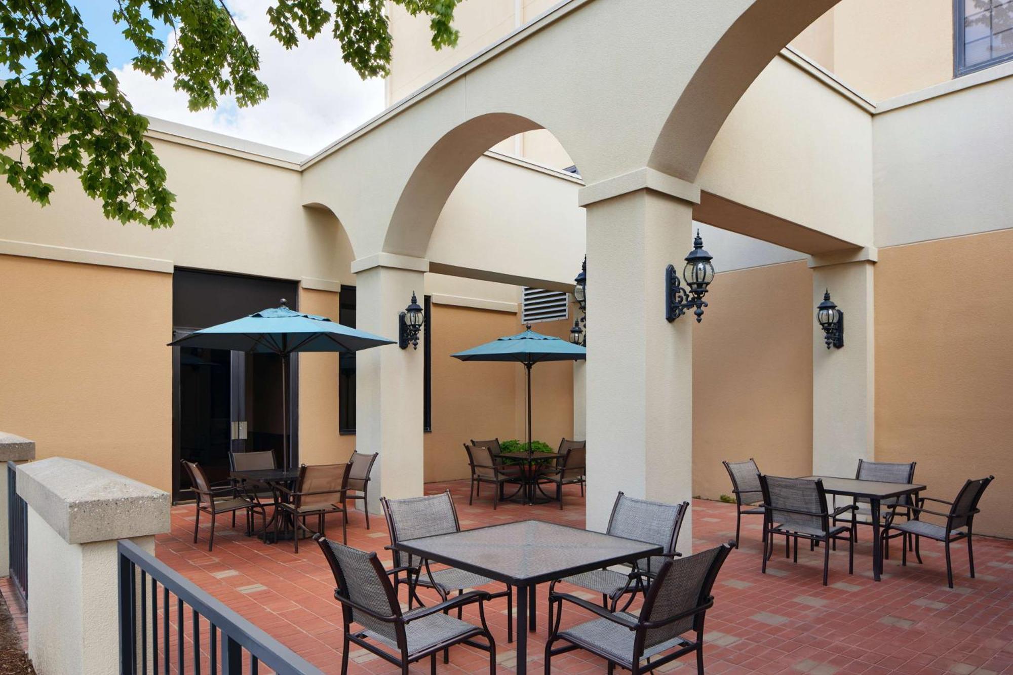 Embassy Suites By Hilton Greensboro Airport Экстерьер фото